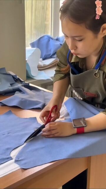Бүгін, 2026 жылғы 20 мамырда «WorldSkills Karaganda – 2026» аймақтық кәсіби шеберлік чемпионатының екінші күні өтуде.
Қатысушылар «Сән технологиясы» және «Цифрлық модельдеу» құзыреттіліктері бойынша өздерінің кәсіби шеберліктерін көрсетуде.
Чемпионат алаңына «Talap» КЕАҚ WorldSkills қозғалысын дамыту басқармасының басшысы Әлімқұлова Лаура Болатбекқызы, «WorldSkills Kazakhstan» қозғалысының Қарағанды облысы бойынша техникалық делегаты Ақбергенова Салтанат Ермекқызы, Қарағанды облысының білім беруді дамытудың оқу-әдістемелік орталығы басшысының орынбасары Нартова Татьяна Георгиевна, сондай-ақ Қарағанды облысының білім беруді дамытудың оқу-әдістемелік орталығы ТжКБ бөлімінің басшысы Кнашина Айнұр Ахатқызы қатысты.
Қонақтар чемпионаттың өту барысымен танысып, қатысушылардың жоғары дайындық деңгейін атап өтті.
Сегодня проходит второй день регионального чемпионата профессионального мастерства «WorldSkills Karaganda – 2026».

Участники демонстрируют свои профессиональные навыки по компетенциям «Технология моды» и «Цифровое моделирование».

Конкурсные площадки посетили начальник управления развития движения WorldSkills НАО «Talap» Алимкулова Лаура Болатбековна, технический делегат Карагандинской области движения «WorldSkills Kazakhstan» Акбергенова Салтанат Ермековна, заместитель руководителя Учебно-методического центра развития образования Карагандинской области Нартова Татьяна Георгиевна, а также руководитель отдела ТиППО Учебно-методического центра развития образования Карагандинской области Кнашина Айнур Ахатовна.

Гости ознакомились с ходом чемпионата и отметили высокий уровень подготовки участников.

 #кктис #швейноепроизводство #технологиямоды #WorldSkillsKaraganda2026 
@umckrg @obb_qaragandy @worldskills_karaganda